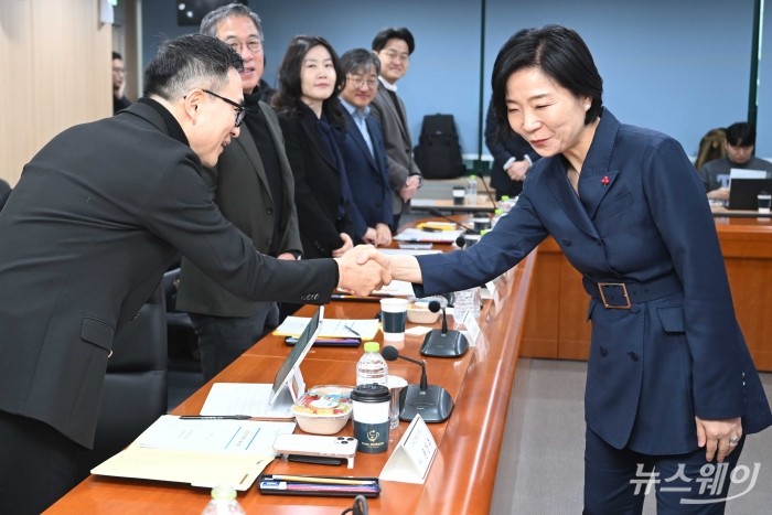 (오른쪽)오영주 중소벤처기업부 장관과 윤건수 한국벤처캐피탈협회장 겸 DSC인베스트먼트 대표가 16일 오전 서울 서초구 한국벤처투자에서 열린 벤처투자 활성화를 위한 업계 간담회에 참석해 악수를 나누고 있다. 사진=강민석 기자 kms@newsway.co.kr