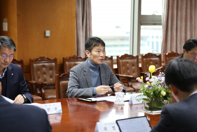 이복현 금감원장 "금리인하 시기 지연···가산금리 추이 면밀히 점검"