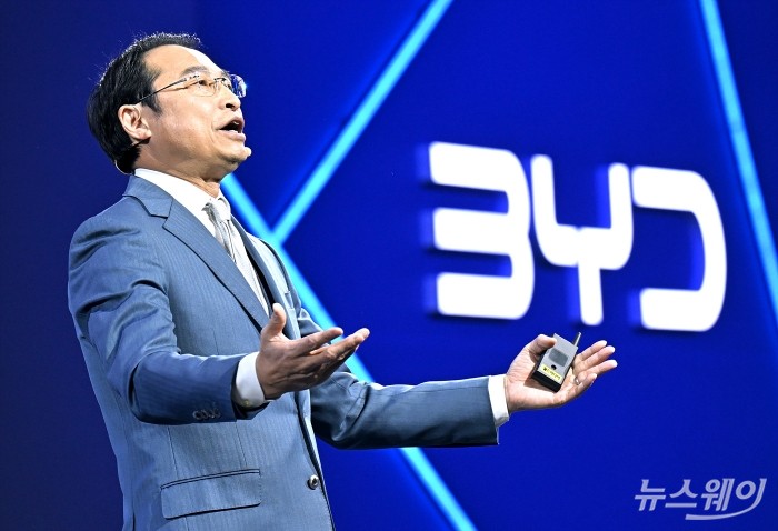 BYD(비야디) 승용 브랜드 런칭 미디어 쇼케이스가 16일 인천 중구 상상플랫폼에서 열린 가운데 류쉐량 BYD 아시아태평양 자동차 영업사업부 총경리가 BYD(비야디) 승용 브랜드를 소개하고 있다. 사진=이수길 기자 Leo2004@newsway.co.kr