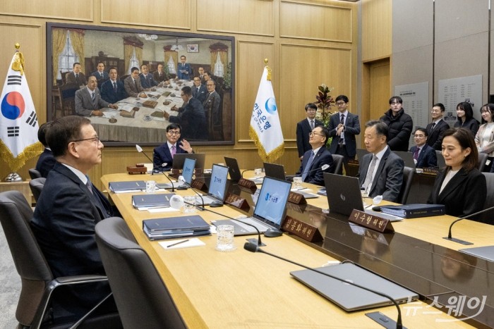 이창용 한국은행 총재가 16일 오전 서울 중구 한국은행에서 금융통화위원회를 주재하고 있다. 사진=사진공동취재단