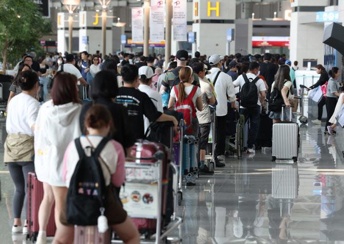 혼잡한 인천공항 출국장. 사진=연합뉴스