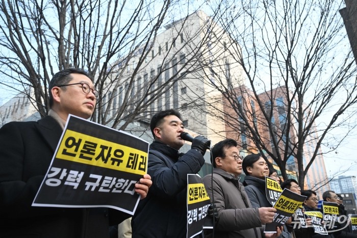 (왼쪽 두 번째)이호재 한국사진기자협회 회장이 20일 오후 서울 마포구 서울서부지방법원 인근에서 열린 '서부지법 극우폭동-취재진 폭행 규탄 언론현업단체 긴급 기자회견'에서 규탄발언을 하고 있다. 사진=강민석 기자 kms@newsway.co.kr