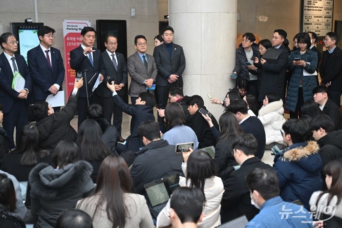 (왼쪽 세 번째)조승래 더불어민주당 수석대변인이 20일 오후 서울 중구 은행연합회관에서 열린 상생금융 확대를 위한 현장 간담회를 마친 뒤 취재진의 질문에 답변하고 있다. 사진=강민석 기자 kms@newsway.co.kr