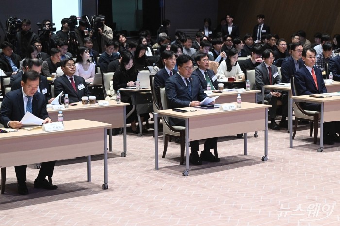 김병환 금융위원회 위원장이 21일 오전 서울 여의도 한국거래소에서 열린 IPO·상장폐지 제도개선 공동세미나에 참석해 자리하고 있다. (왼쪽부터)서유석 금융투자협회 회장, 김 금융위원장, 정은보 한국거래소 이사장. 사진=강민석 기자 kms@newsway.co.kr