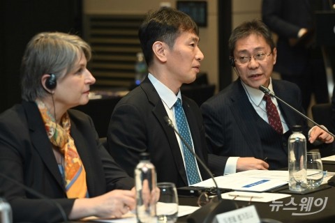 대화 나누는 이복현 금감원장·하데카즈 마토바 노무라금융투자 대표