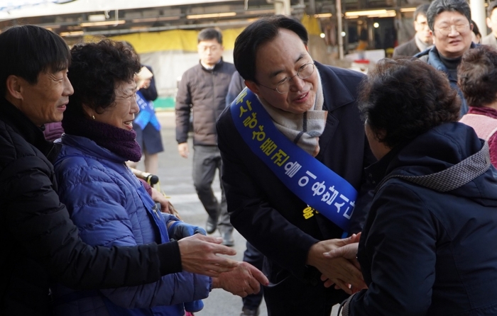 설맞이 전통시장 장보기 행사에 참여하고 있는 윤병태 나주시장