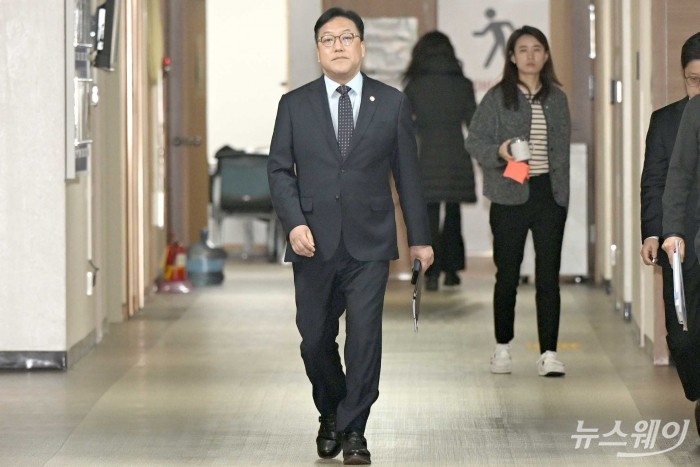 김병환 금융위원회 위원장이 22일 오전 서울 종로구 정부서울청사에서 열린 금융위원회 정례 기자간담회에 참석하기 위해 회견장으로 이동하고 있다. 사진=강민석 기자 kms@newsway.co.kr