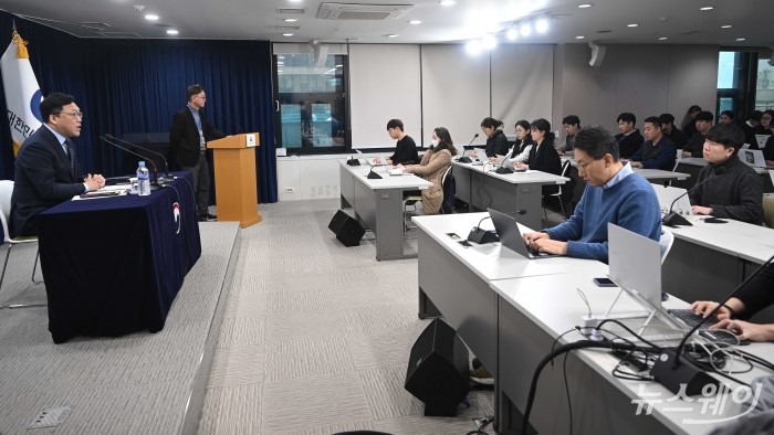 김병환 금융위원회 위원장이 22일 오전 서울 종로구 정부서울청사에서 열린 금융위원회 정례 기자간담회에서 발표를 하고 있다. 사진=강민석 기자 kms@newsway.co.kr