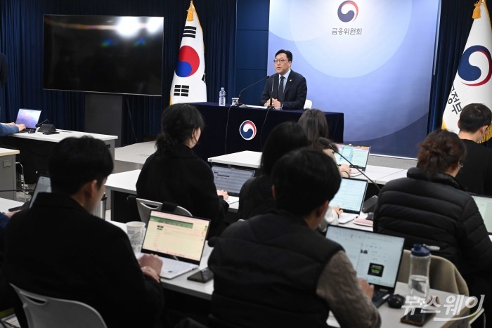 김병환 금융위원회 위원장이 22일 오전 서울 종로구 정부서울청사에서 열린 금융위원회 정례 기자간담회에서 발표를 하고 있다. 사진=강민석 기자 kms@newsway.co.kr