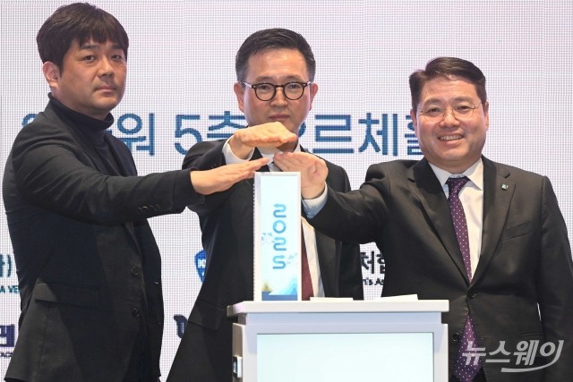 세레머니 하는 윤건수 한국벤처캐피탈협회장