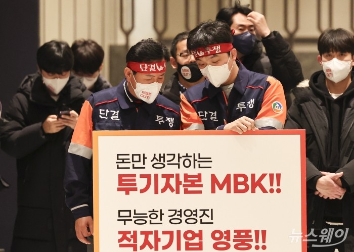 (왼쪽)문병국 전국금속노동조합연맹 고려아연 노동조합위원장이 23일 오전 서울 중구 그랜드하얏트에서 열린 고려아연 임시주주총회에서 노조원과 이야기 나누고 있다.사진=강민석 기자 kms@newsway.co.kr