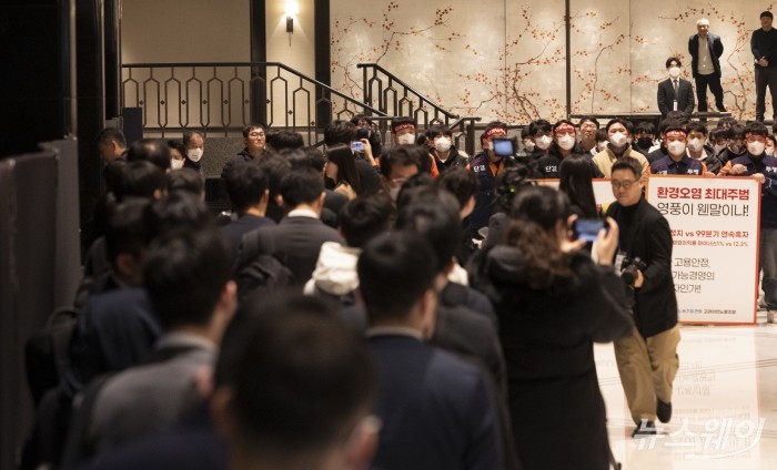 전국금속노동조합 연맹 고려아연 노동조합원들이 23일 오전 서울 중구 그랜드하얏트에서 열린 고려아연 임시주주 총회에서 손팻말을 들고 있다. 사진=강민석 기자 kms@newsway.co.kr