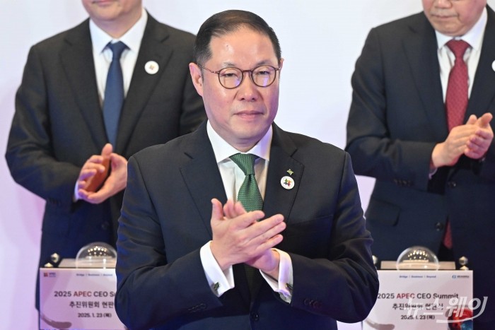 조현상 ABAC 의장 겸 HS효성 부회장이 23일 오전 서울 중구 대한상공회의소에서 열린 APEC CEO 서밋 추진위원회 출범식에서 현판 제막을 마친 뒤 박수를 치고 있다. 사진=강민석 기자 kms@newsway.co.kr