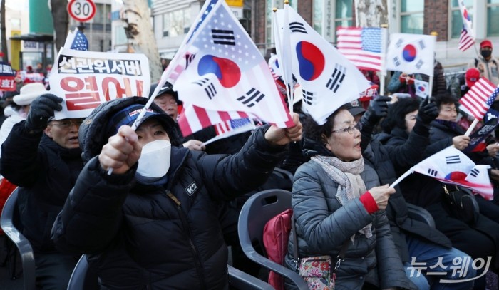 윤석열 대통령 탄핵 심판 4차 변론이 열리는 23일 오후 서울 종로구 헌법재판소 인근에서 윤 대통령 지지자들이 피켓을 들고 구호를 외치고 있다. 사진=사진공동취재단