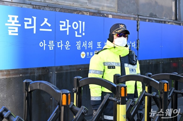 윤석열 대통령 탄핵심판 4차 변론이 열린 23일 서울 종로구 헌법재판소 인근 안국역 사거리에서 경찰이 윤 대통령 지지 시위대의 진입을 막기 위해 트럭차벽으로 차단하고 있다. 2025.01.23 사진공동취재단 <br />
- 사진=사진공동취재단