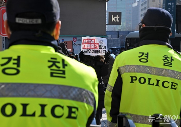 윤석열 대통령 탄핵심판 4차 변론이 열린 23일 서울 종로구 헌법재판소 인근 경찰의 통제라인 앞에서 윤 대통령 지지자가 1인 피켓시위를 하고있다. 2025.01.23 사진공동취재단 사진=사진공동취재단