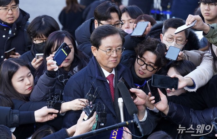 윤석열 대통령 측 법률대리인인 윤갑근 변호사가 23일 오후 서울 종로구 헌법재판소에서 열린 윤석열 대통령 탄핵심판 4차 변론기일에 참석하며 취재진의 질문에 답하고 있다. 2025.1.23. 사진공동취재단 사진=사진공동취재단