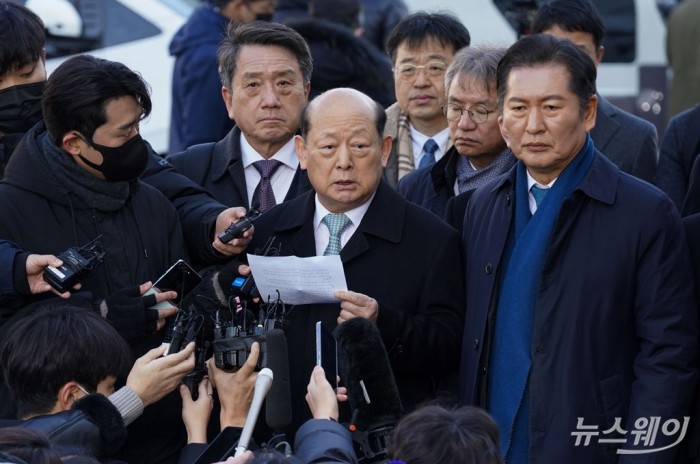 송두환 전 인권위원장이 23일 오후 서울 종로구 헌법재판소에서 열린 윤석열 대통령 탄핵심판 4차 변론기일에 참석하며 취재진의 질문에 답하고 있다. 사진=사진공동취재단