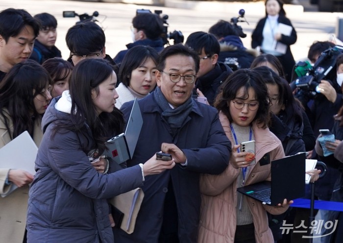 윤석열 대통령 측 변호인단에 속해 있는 석동현 변호사가 23일 오후 서울 종로구 헌법재판소에서 열린 윤석열 대통령 탄핵심판 4차 변론기일에 참석하며 취재진의 질문에 답하고 있다. 2025.1.23. 사진공동취재단 사진=사진공동취재단