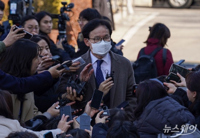 윤석열 대통령 측 변호인단에 속해 있는 배진한 변호사가 23일 오후 서울 종로구 헌법재판소에서 열린 윤석열 대통령 탄핵심판 4차 변론기일에 참석하며 취재진의 질문에 답하고 있다. 사진=사진공동취재단