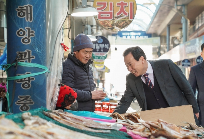 박홍률 목포시장이 전통시장을 방문해 상인들을 격려하고 있다.