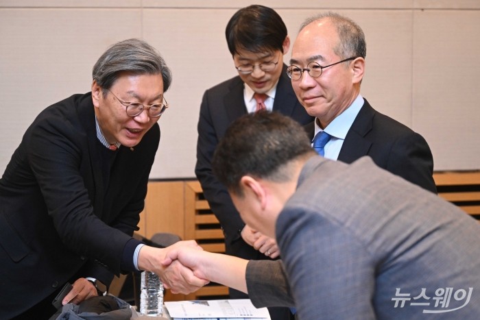 (왼쪽)김창범 한국경제인협회 상근부회장이 24일 오전 서울 여의도 FKI타워에서 열린 트럼프 2.0 시대 개막 100시간과 한국 경제 세미나에서 참석자와 악수를 하고 있다. 사진=강민석 기자 kms@newsway.co.kr