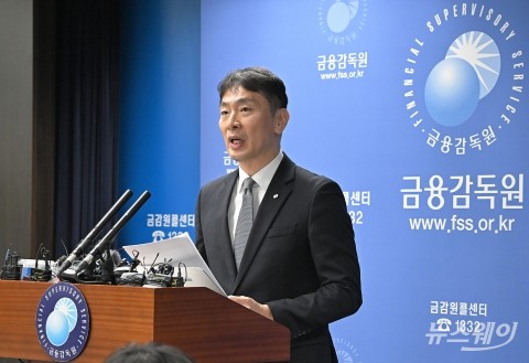 우리금융 직격한 이복현 금감원장···&quot;내부통제 부실에 상 줄 생각 없다&quot;