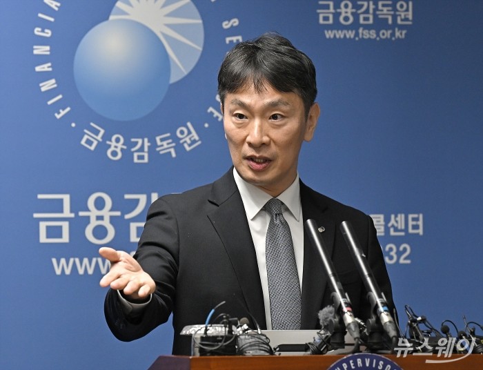 이복현 금감원장이 4일 오전 서울 여의도 금융감독원에서 2024년 금융지주·은행 등 주요 검사결과 관련 브리핑에서 발언하고 있다. 사진=이수길 기자 Leo2004@newsway.co.kr