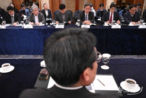 'K물류 TF' 자료 살펴보는 강병구·신영수·노삼석·이규복·어재혁·반돈호
