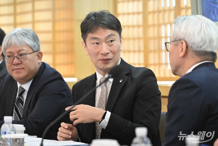 (중앙)이복현 금융감독원장과 서원정 한국공인회계사회 부회장이 5일 오전 서울 서대문구 한국공인회계사회에서 열린 회계법인 CEO 간담회에서 대화를 하고 있다. 사진=강민석 기자 kms@newsway.co.kr