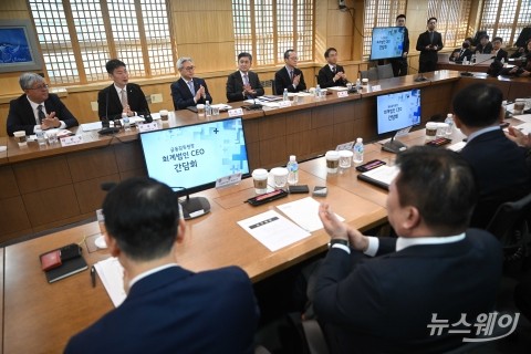 회계법인 대표들 소집시킨 이복현 금감원장 &quot;고삐 죄겠다&quot;
