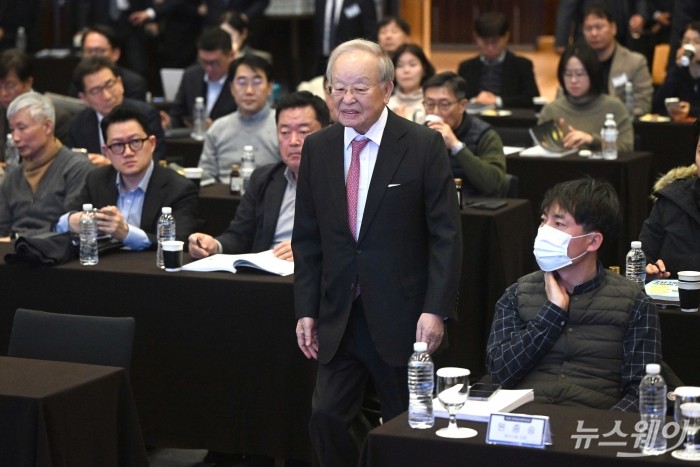 손경식 한국경영자총협회 회장이 7일 오전 서울 중구 웨스틴조선호텔에서 열린 제3회 한국최고경영자포럼 2일차에 참석하기 위해 포럼장으로 들어서고 있다. 사진=강민석 기자 kms@newsway.co.kr