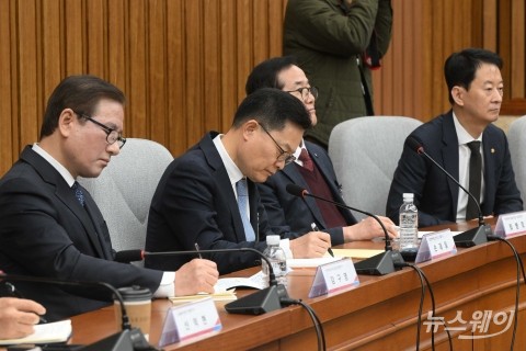 'K-방산수출 지원' 관련 필기하는 강구영·손재일 대표