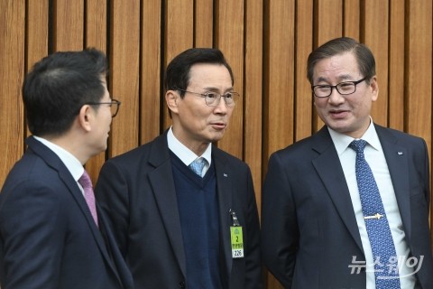 대화 나누는 강구영·신익현·손재일 대표