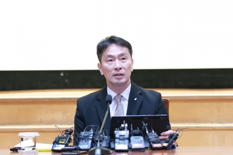 '원칙'과 '소통' 수차례 강조한 이복현···&quot;함영주 연임, 모범규준 어긋난다 보기 어려워 &quot;