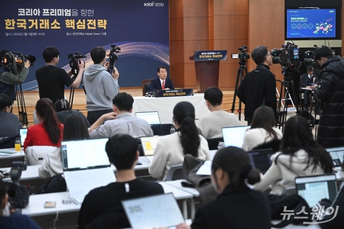 정은보 한국거래소 이사장이 11일 오후 서울 여의도 한국거래소에서 열린 2025년도 신년 기자간담회에서 취재진의 질문에 답변하고 있다. 사진=강민석 기자 kms@newsway.co.kr