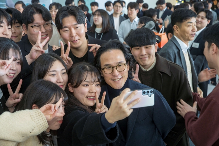 조현범 한국앤컴퍼니그룹 회장이 신입사원 환영행사에서 직원들과 사진 촬영을 하고 있다. 사진=한국앤컴퍼니그룹 제공