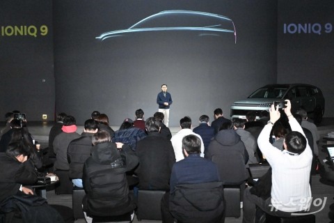 첫 전동화 플래그십 SUV 모델 '아이오닉 9' 소개하는 정유석 현대차 부사장