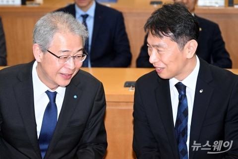 대화 나누는 이복현 금감원장과 임종룡 우리금융그룹 회장