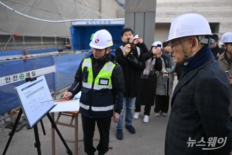'문화유산과학센터' 주요시설물 설명 듣는 유인촌 장관