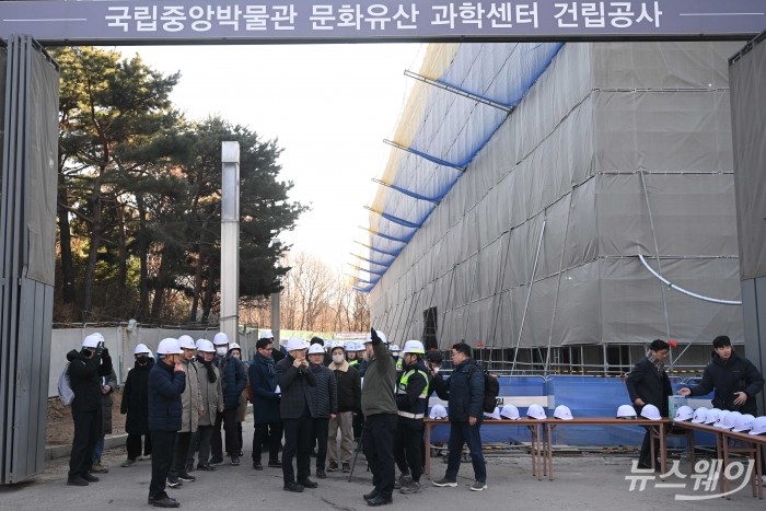 (중앙)유인촌 문화체육관광부 장관이 17일 오전 서울 용산구 국립중앙박물관 내에 건립중인 '문화유산과학센터'를 찾아 관계자로부터 주요시설물에 대한 발표를 듣고 있다. 사진=강민석 기자 kms@newsway.co.kr