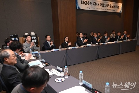 박수치는 최원호 원자력안전위원장