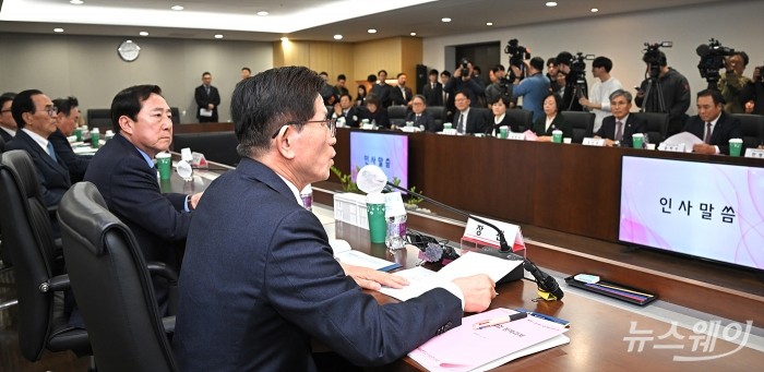 김문수 고용노동부 장관이 17일 오후 서울 영등포구 중소기업중앙회에서 열린 고용노동부-중소기업인 간담회에서 모두발언을 하고 있다. 사진=이수길 기자 Leo2004@newsway.co.kr