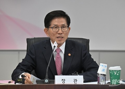 중소기업인들 만나 '중처법 완화' 요청에 답하는 김문수 장관