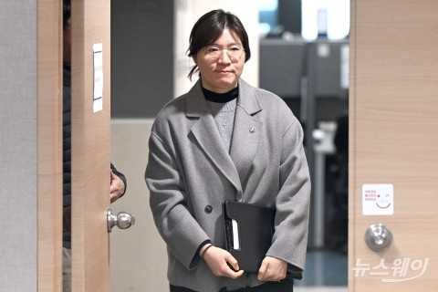 발표장 들어서는 장미란 문체부 2차관