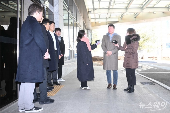 최태원 대한상공회의소 회장 겸 SK그룹 회장이 19일 오전 서울 강서구 서울김포비즈니스항공센터를 통해 미국 워싱턴 D.C로 출국하던 중 취재진의 질문을 듣고 있다. 사진=강민석 기자 kms@newsway.co.kr