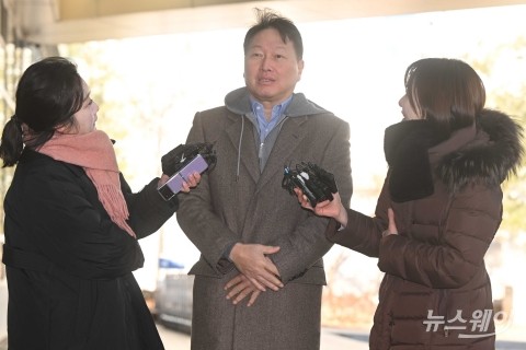 취재진 질문 답변하는 최태원 회장