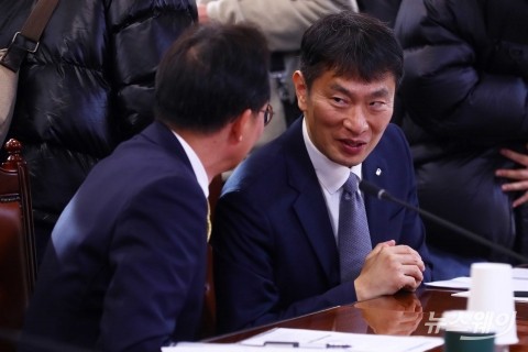 은행장 간담회서 대화 나누는 이복현·이환주·이호성