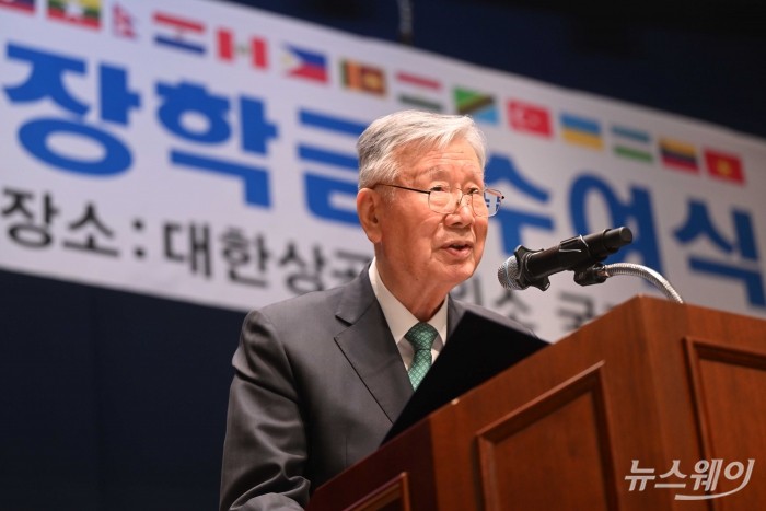 이중근 부영그룹 회장 겸 우정교육문화재단 이사장이 20일 오후 서울 중구 대한상공회의소에서 열린 2025년 1학기 외국인 장학금 수여식에서 인사말을 하고 있다. 사진=강민석 기자 kms@newsway.co.kr