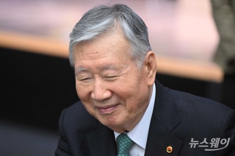 장학 지급 마친 뒤 미소 짓는 이중근 부영그룹 회장